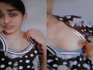 Indian college girl boob show selfie viral MMS